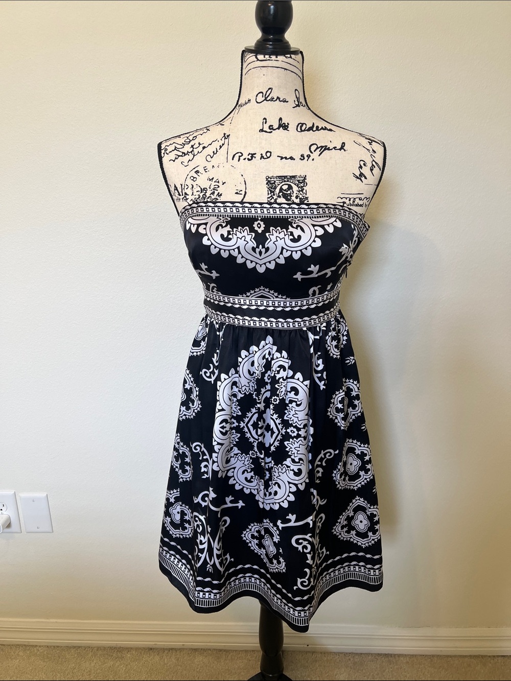 White House Black Market Black and White Strapless Printed Dress